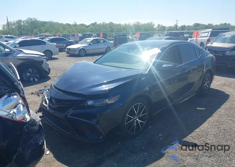 2021 Toyota Camry Se z USA, uszkodzony, nr VIN 4T1G11AK3MU597205